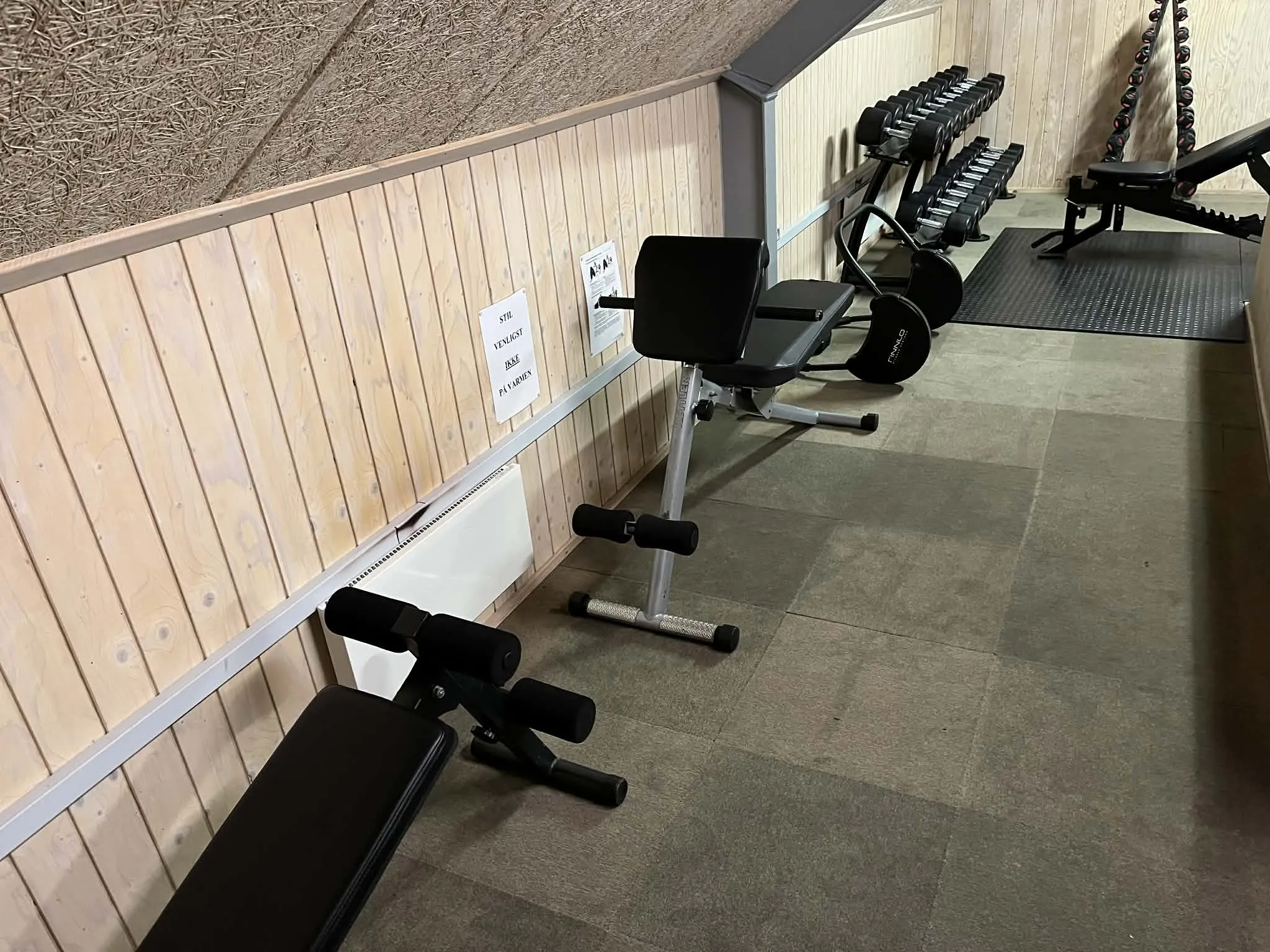 Træningsbænke og håndvægte